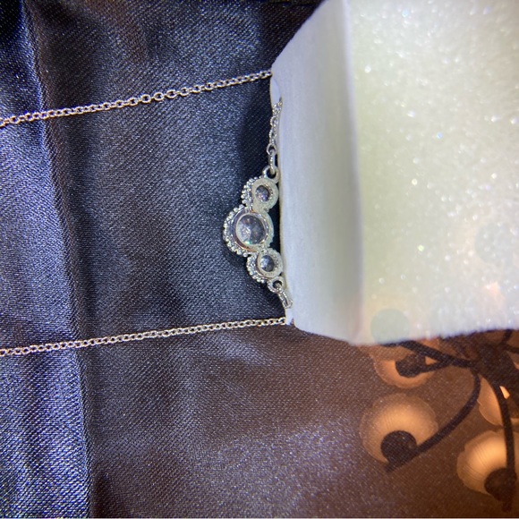 Retro 1990s Avon three stone pendant necklace in Silvertone - Picture 4 of 7